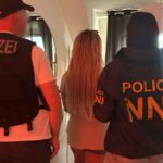 Una ragazza e due agenti di polizia in un centro massaggi in Italia, orrore tratta di esseri umani