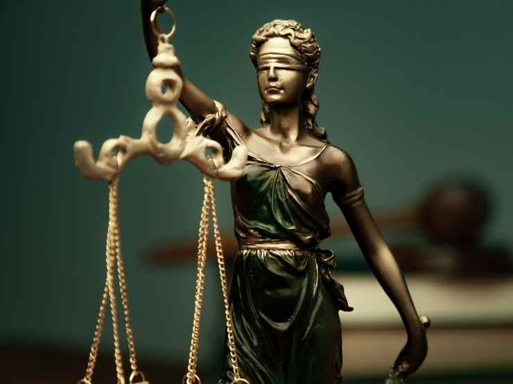Una statuina della giustizia