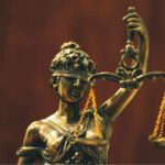 Una statuina dell'antica dea della Giustizia