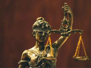 Una statuina dell'antica dea della Giustizia