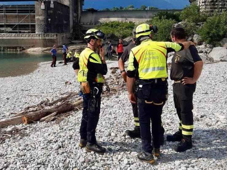 Vigili del fuoco sul greto del Piave, il posto dove Gaia De Gol è rimasta vittima del cedimento di una roccia mentre cecrcava di fare un selfie