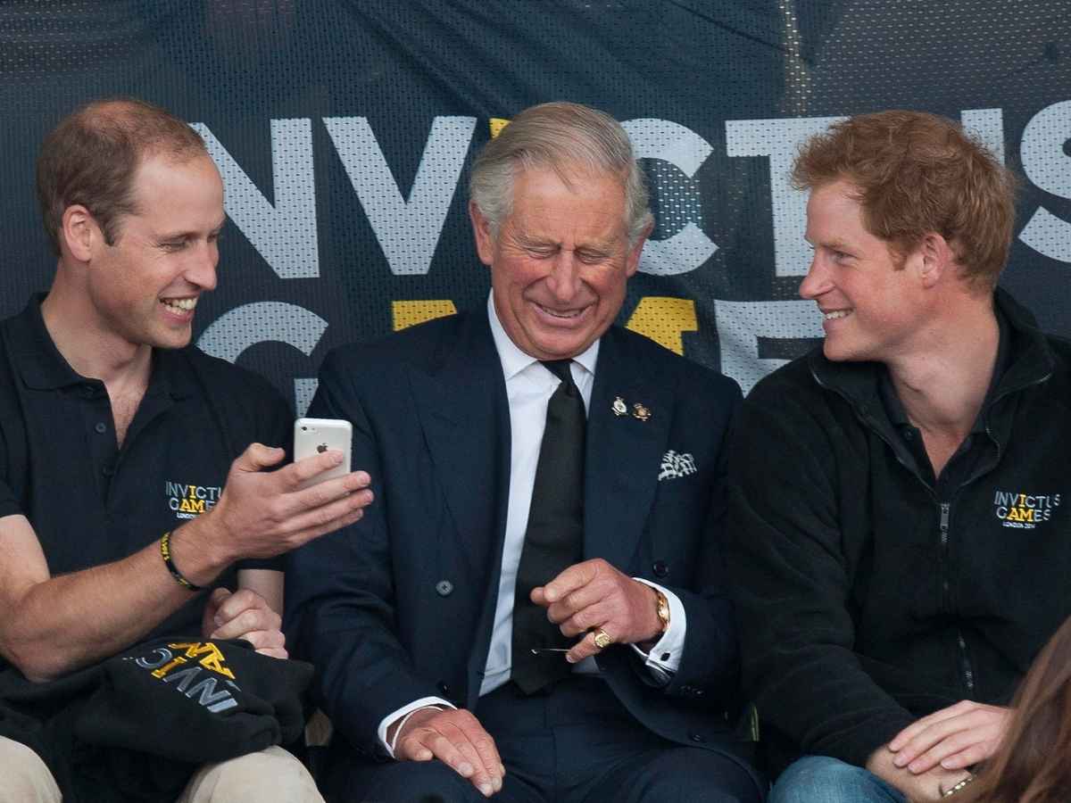 L’ultima volontà di Carlo III: nel giorno del suo funerale, Harry e William dovranno fare un gesto importante L’ultima volontà di Carlo III: nel giorno del suo funerale, Harry e William dovranno fare un gesto importante
