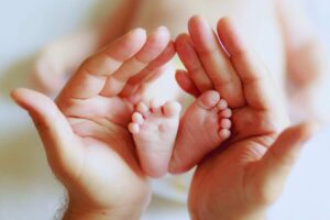 mani papa e piedini figlio