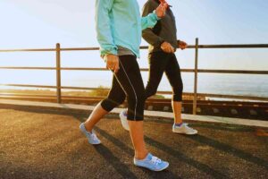 due donne camminano