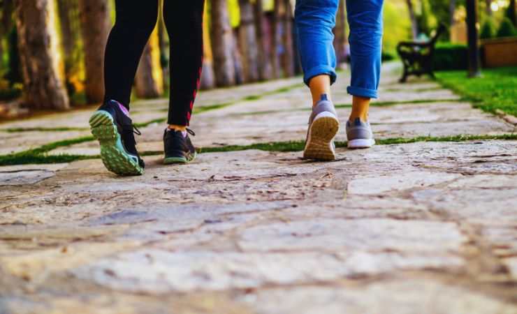 persone camminano