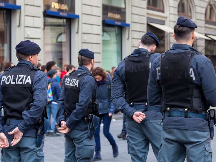 poliziotti schierati di spalle