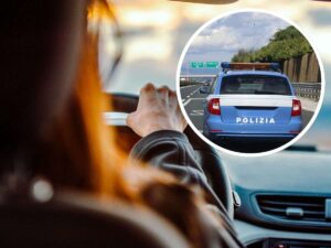 sfondo persona alla guida e tondo con macchina polizia