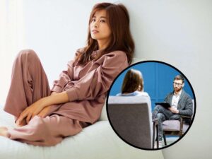 sfondo ragazza in pigiama e tondo con psicologo e paziente