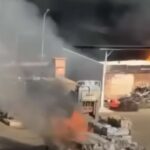 un capannone che va a fuoco