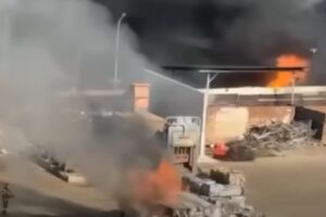 un capannone che va a fuoco