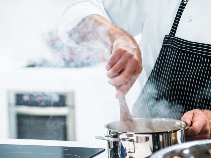 uomo che cucina