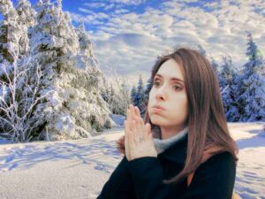sfondo paesaggio invernale e donna infreddolita