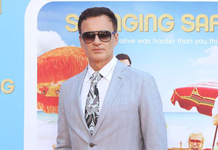 julian McMahon in posa