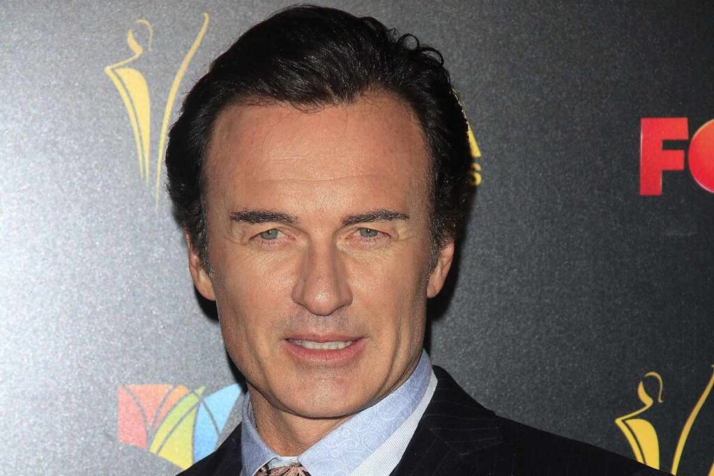 julian McMahon in posa