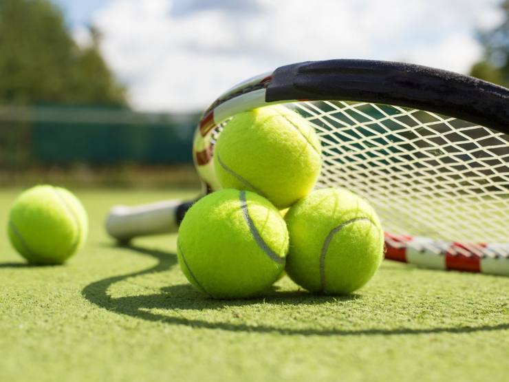 racchetta e palline da tennis 