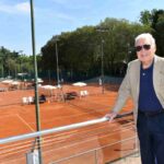 nicola pietrangeli con gli occhiali a bordo campo