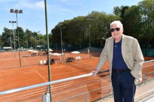 nicola pietrangeli con gli occhiali a bordo campo