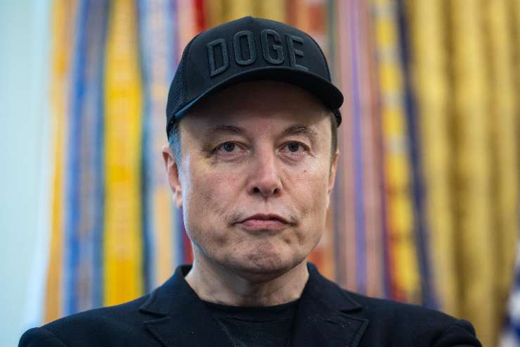 musk con il cappellino