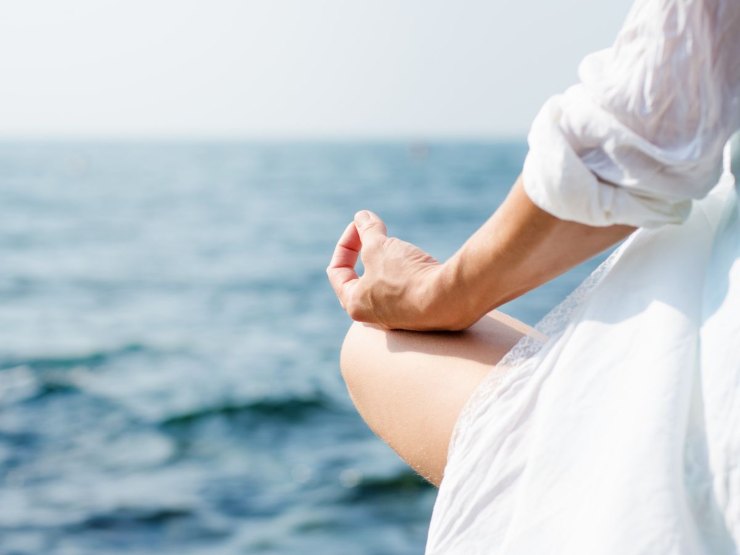 donna medita davanti il mare