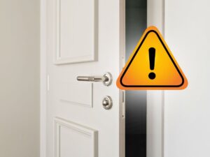 sfondo porta semi aperta e segnale giallo di pericolo