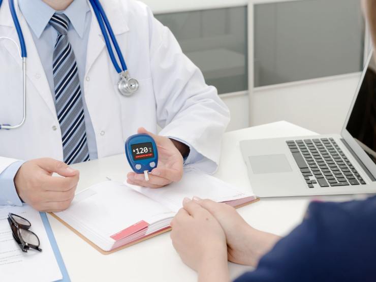 medico misura diabete a paziente 