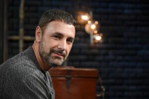 raoul bova seduto