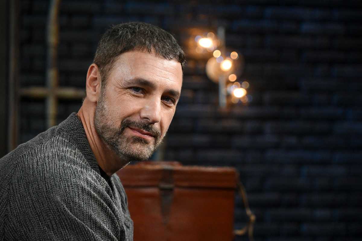 raoul bova seduto