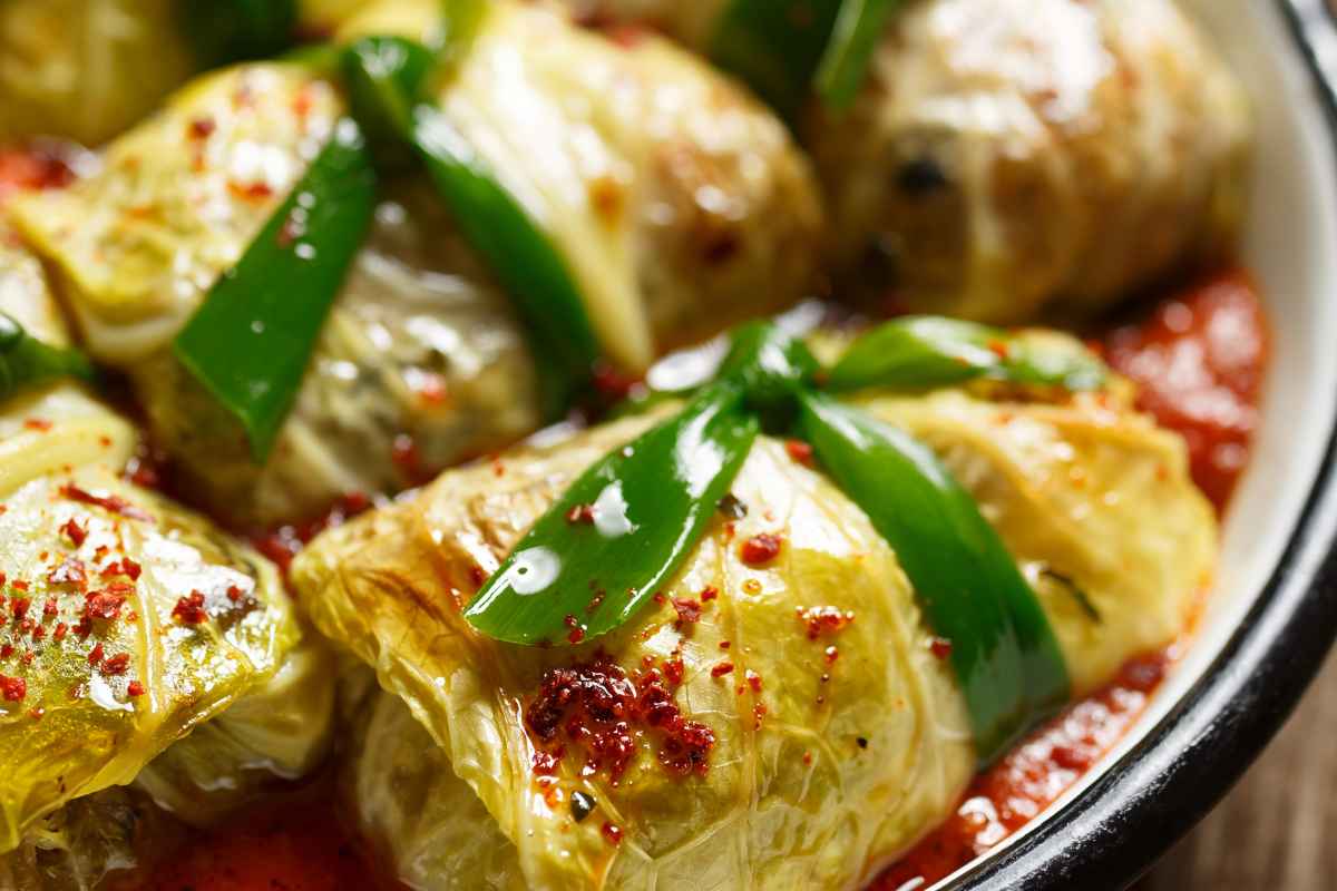Involtini di verza con ripieno di riso in un contenitore