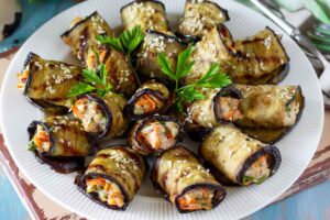 Piatto da portata con all'interno degli involtini di melanzane ripieni