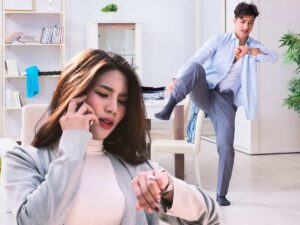 sfondo ragazzo in ritardo e donna al telefono guarda orologio