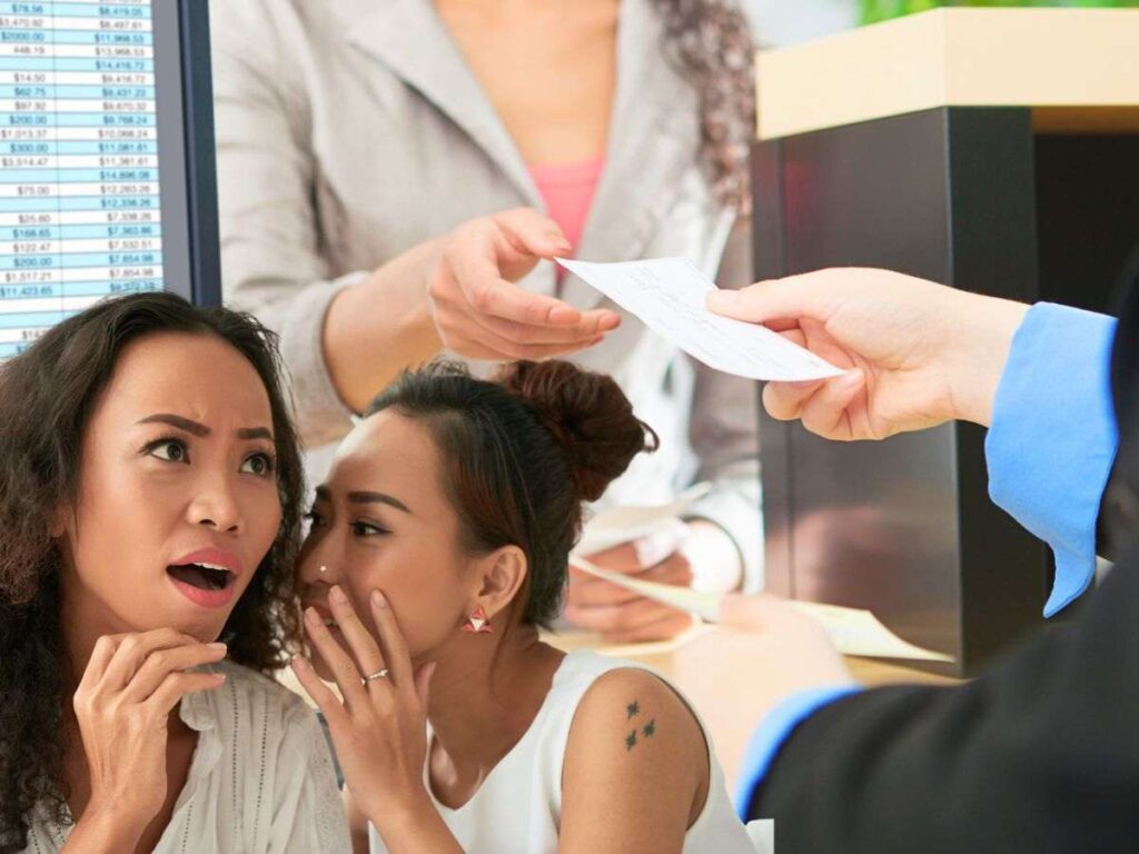 sfondo persone scambiano assegno e donne bisbigliano all'orecchio