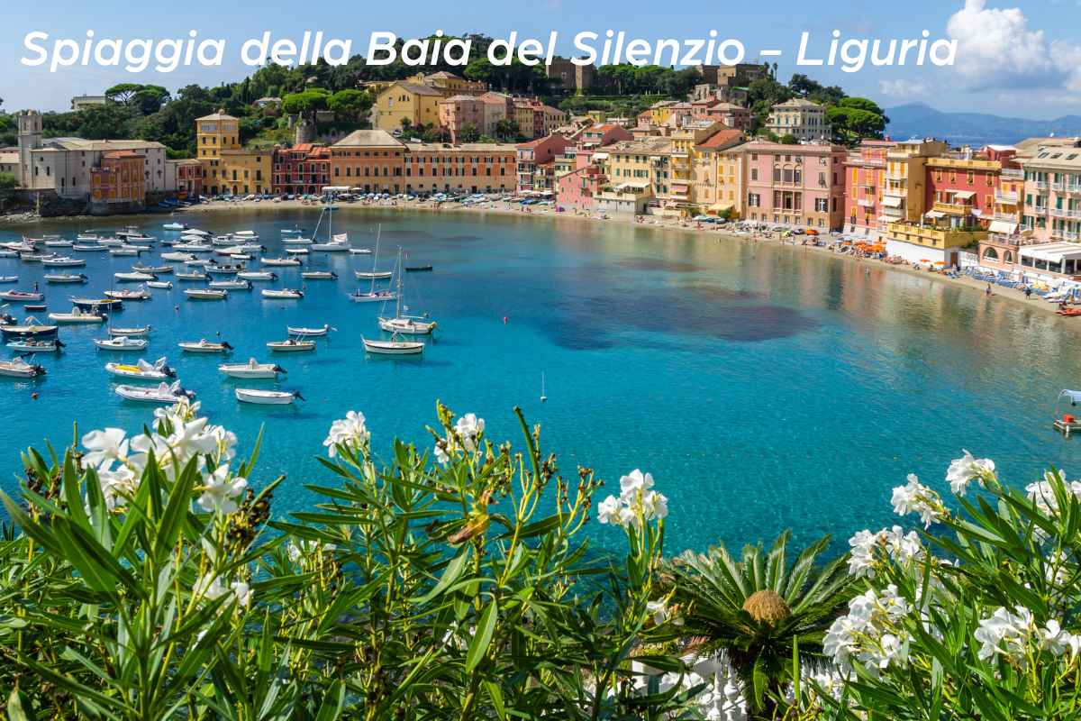 Veduta panoramica della spiaggia della Baia del Silenzio in Liguria
