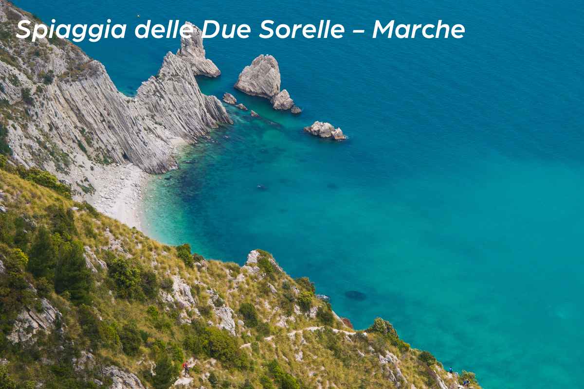 Veduta aerea della spiaggia delle Due Sorelle nelle Marche