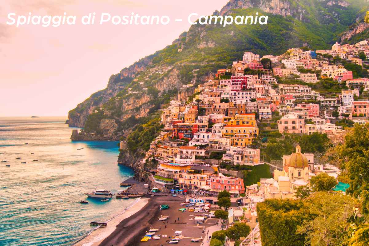 Panoramica della spiaggia di Positano in Campania al tramonto