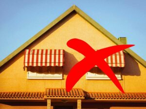 sfondo casa con tende da sole e X rossa