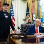 trump seduto guarda musk
