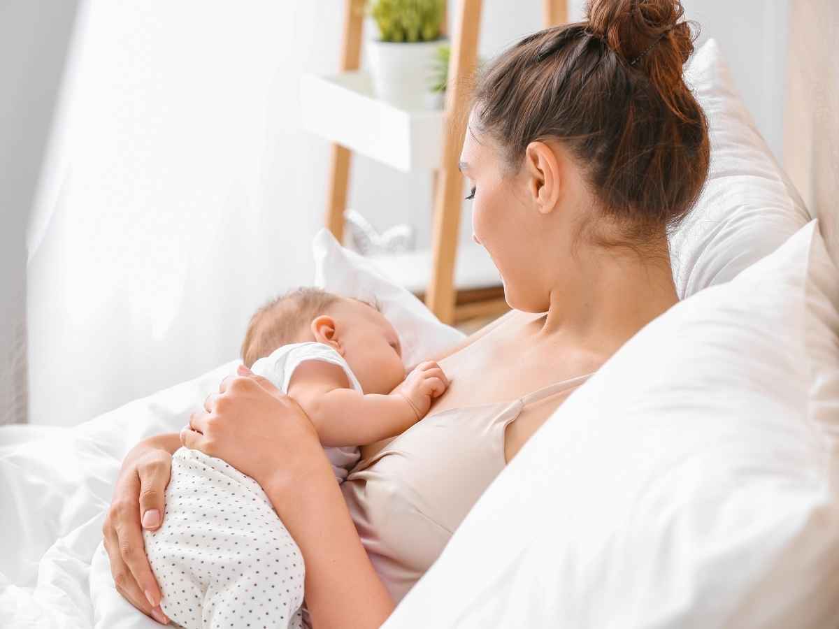 Pratico e comodo, perché è importante allattare in estate: dieci consigli per le mamme