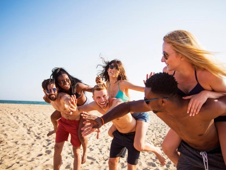 Un gruppo di amici al mare