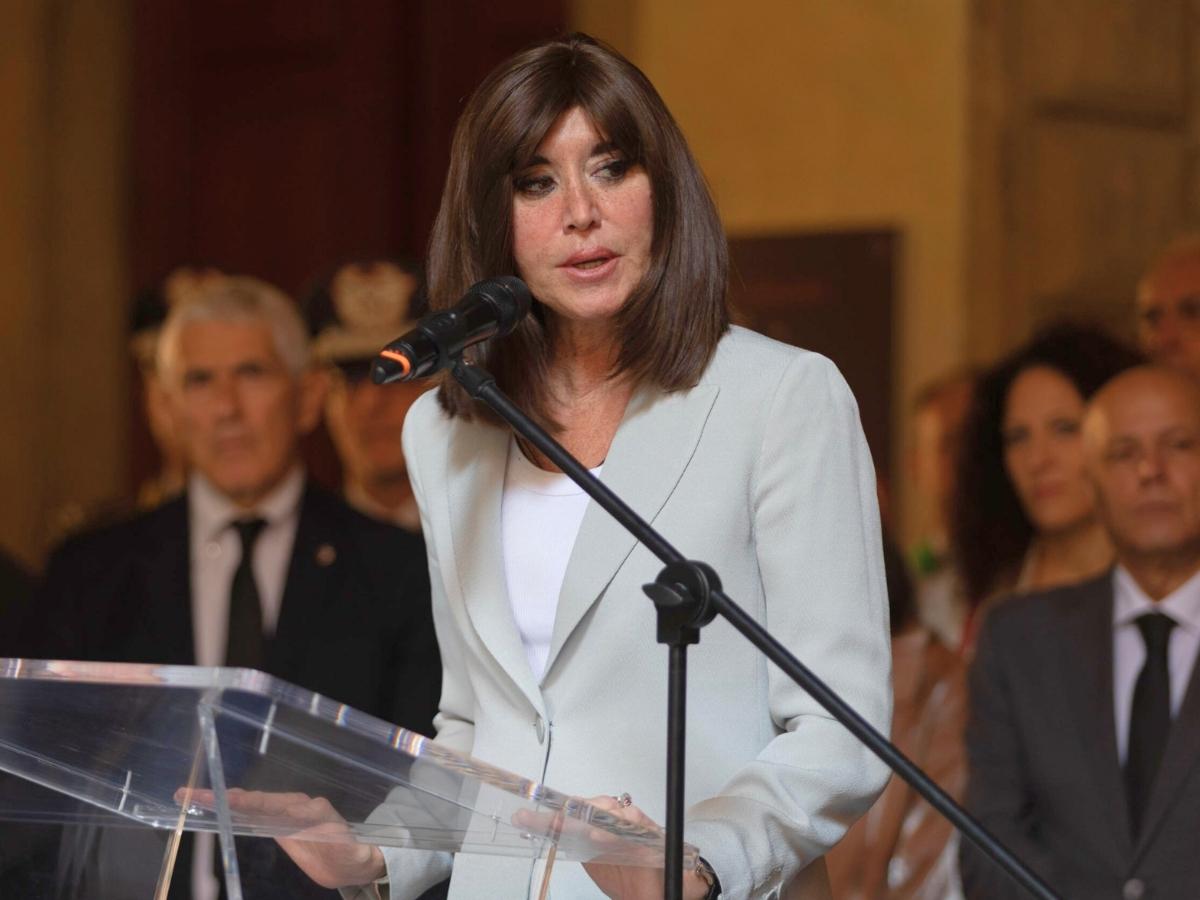 Strage di Bologna, Meloni e Bernini contestate alla commemorazione: “Non accettiamo riscritture della storia”