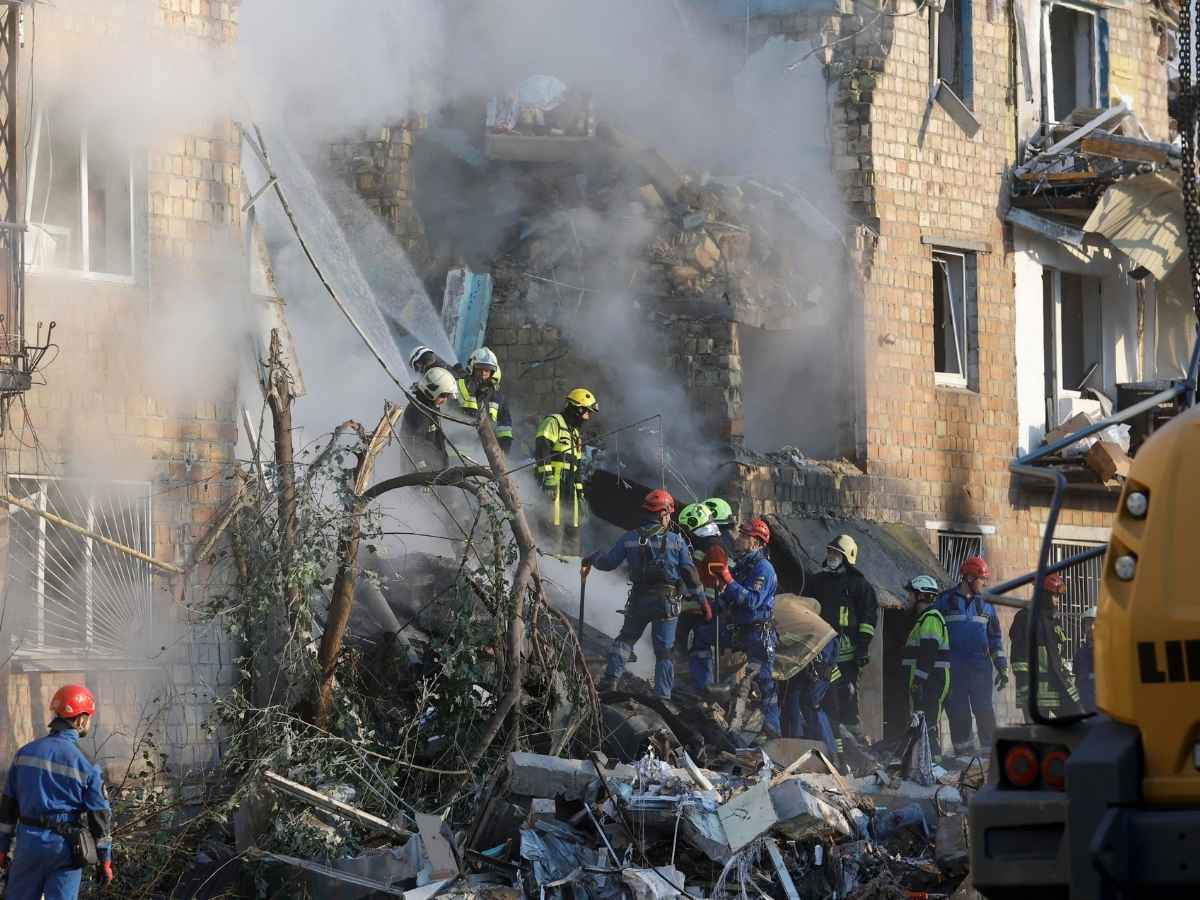 Pioggia di missili su Kiev, la Russia lontana dalla pace: “Se Putin avrà ciò che vuole, la guerra in Ucraina finirà. Per il momento“ Pioggia di missili su Kiev, la Russia lontana dalla pace: “Se Putin avrà ciò che vuole, la guerra in Ucraina finirà. Per il momento“