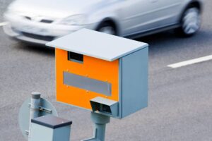 Autovelox e macchina in corsa
