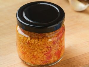 Barattolo sott'olio poggiato su un tavolo