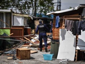 Una foto di archivio di un sgombero della polizia locale in un campo rom a Milano