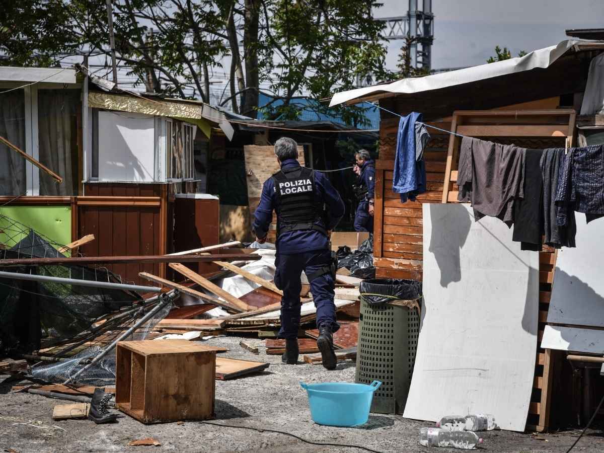 Lo scontro politico sui campi rom dopo che 4 bambini, a bordo di un’auto rubata, hanno investito e ucciso Cecilia De Astis di 71 anni Lo scontro politico sui campi rom dopo che 4 bambini, a bordo di un’auto rubata, hanno investito e ucciso Cecilia De Astis di 71 anni
