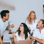 Colleghi lavorano insieme in ufficio