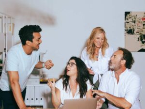 Colleghi lavorano insieme in ufficio