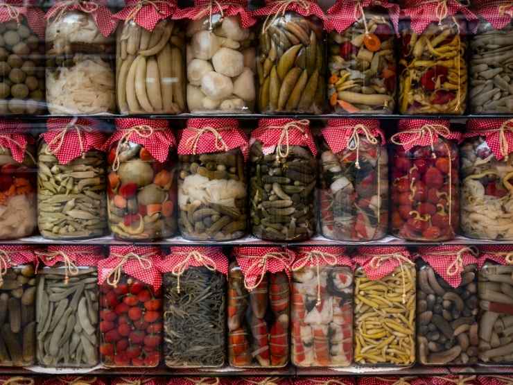 Conserve di vari alimenti