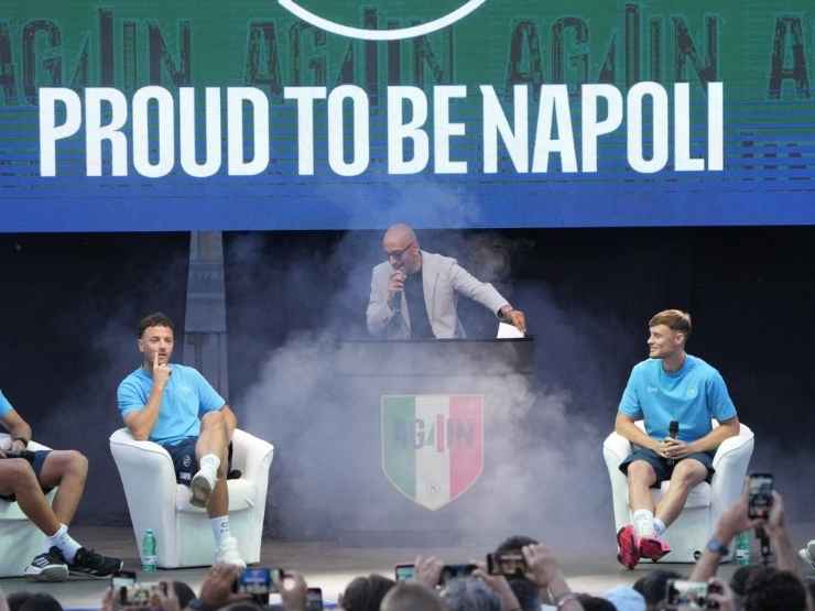 Decibel Bellini durante un evento con i calciatori del Napoli