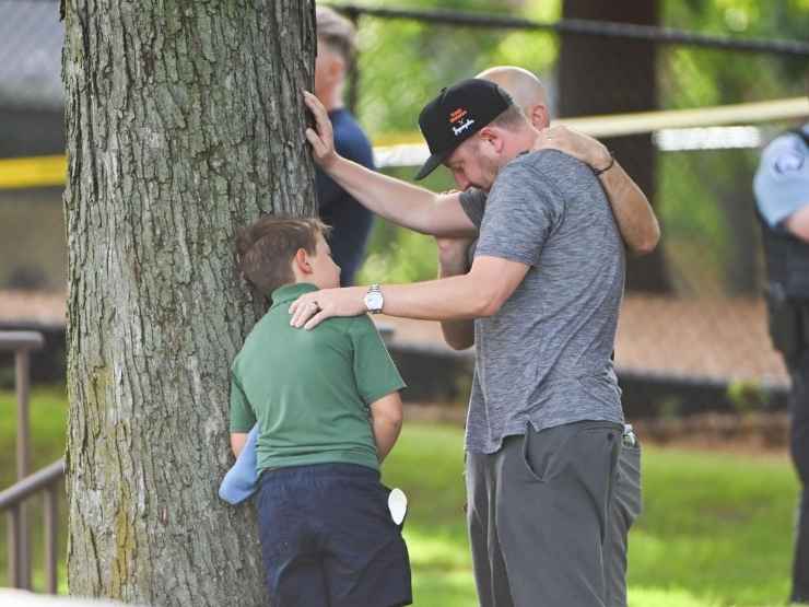 Dolore dei presenti dopo la strage dei bambini di Minneapolis