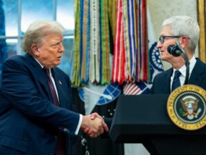 Donald Trump Tim Cook stringono un accordo per evitare i dazi